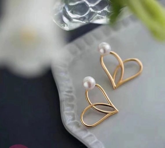Aros Luve en forma de corazon bañados en oro 18K con perlas blancas naturales